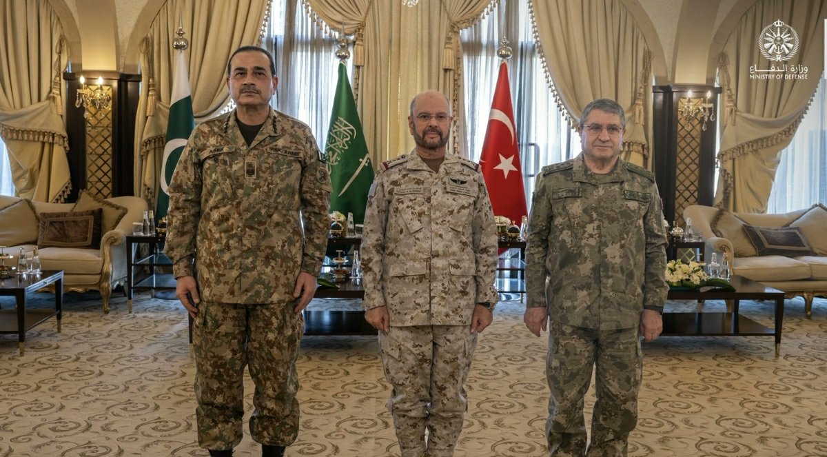 Saudi_Gazette's tweet photo. The chiefs of defense and general staff of Saudi Arabia, Pakistan and Türkiye met in Riyadh on Friday, reaffirming their commitment to collective defense and the immediate implementation of the Makkah Joint Defense Agreement.
https://t.co/goTSEQ38M0 https://t.co/z8yOk4ggfd
