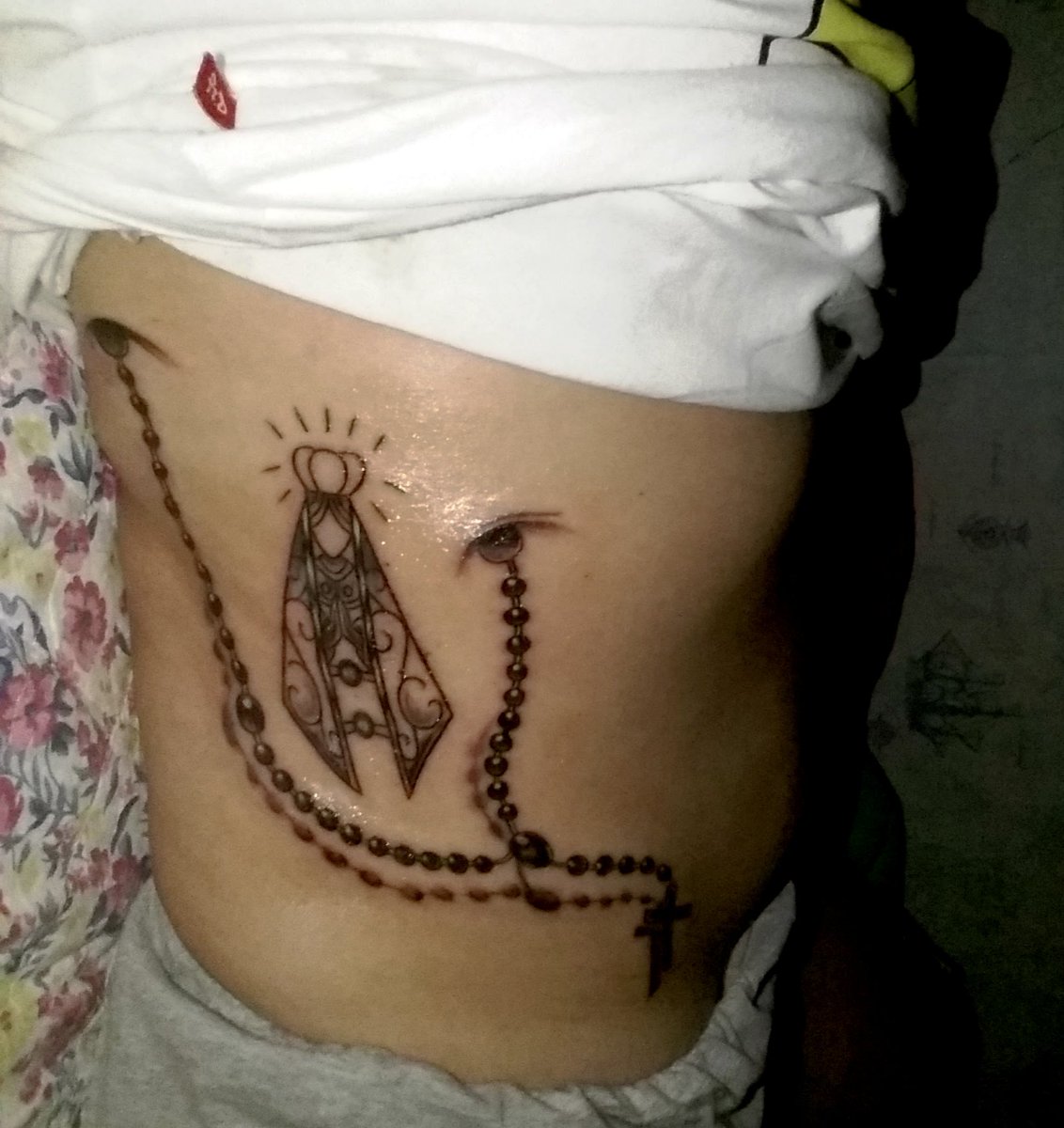 jackiie_kb's tweet photo. Posso até não ser hj a católica praticante mais exemplar, mas minha vozinha, que faleceu na pandemia, era a maior devota de Nossa Senhora que eu conhecia. Por ela, eu carrego essa homenagem na pele, e pra ela, mantenho essa tradição viva. Ninguém mexe com a nossa Santa padroeira. https://t.co/APu4X0yi02