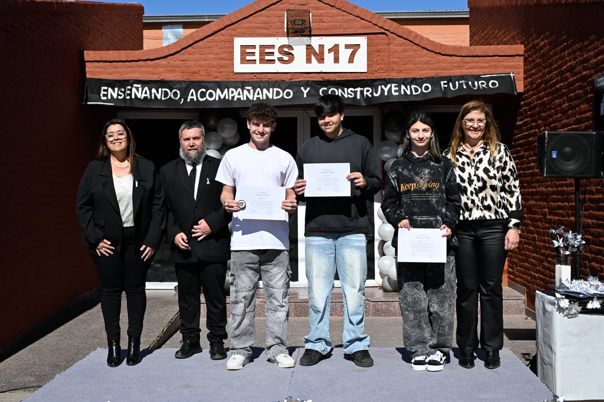 fsusbielles's tweet photo. ¡Felices 25 años, Escuela Secundaria 17!

Junto a toda su comunidad educativa, celebramos las bodas de plata de una institución emblemática, llena de identidad barrial y con principios y valores firmes que a lo largo de su historia formaron a miles de buenos ciudadanos. https://t.co/yRqfrJP9PC