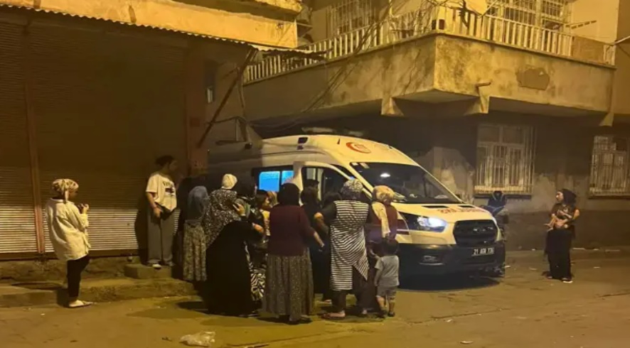 MucadeleGzt's tweet photo. Diyarbakır’da tartıştığı eşini öldürdü!

Bağlar ilçesi 5 Nisan Mahallesi'nde O.Ç. (37)., tartıştığı eşi Ayfer Çakmak’ı (32) av tüfeğiyle vurarak öldürdü. Şüpheli olayın ardından gözaltına alındı. https://t.co/r5kChjirfs