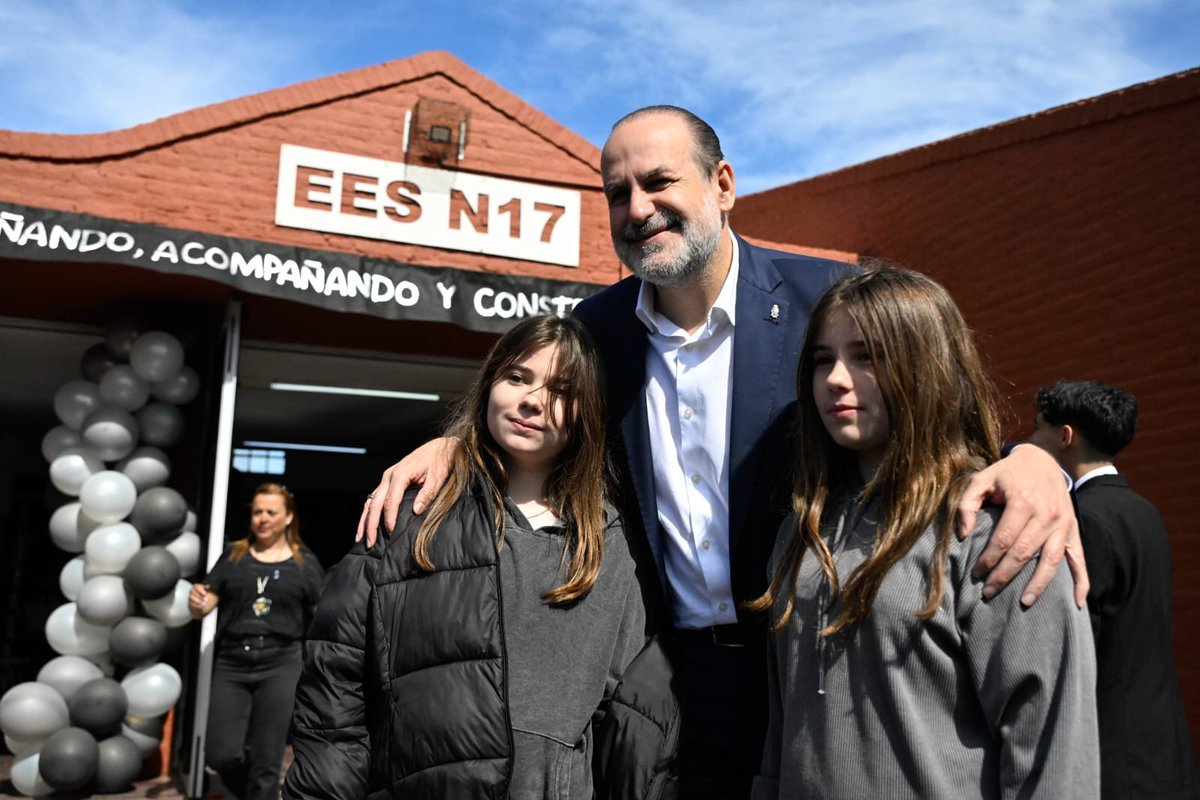 fsusbielles's tweet photo. ¡Felices 25 años, Escuela Secundaria 17!

Junto a toda su comunidad educativa, celebramos las bodas de plata de una institución emblemática, llena de identidad barrial y con principios y valores firmes que a lo largo de su historia formaron a miles de buenos ciudadanos. https://t.co/yRqfrJP9PC