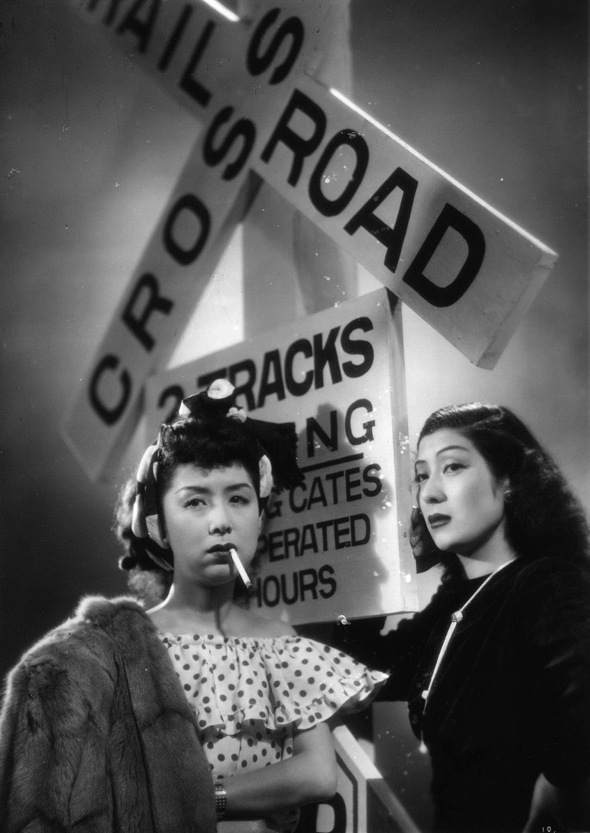 bluebird9993's tweet photo. 1948年 溝口健二監督「夜の女たち」鑑賞。戦後社会の暗部。引き揚げの混乱で犯され生活苦に身を堕とす女たち。性病、リンチ、堕胎。監督も最早救う手立てが無いのか言い訳の様にマリア像を撮します。社会正義が希薄な令和日本とも繋がるテーマ。 https://t.co/IjMoW5dlV0