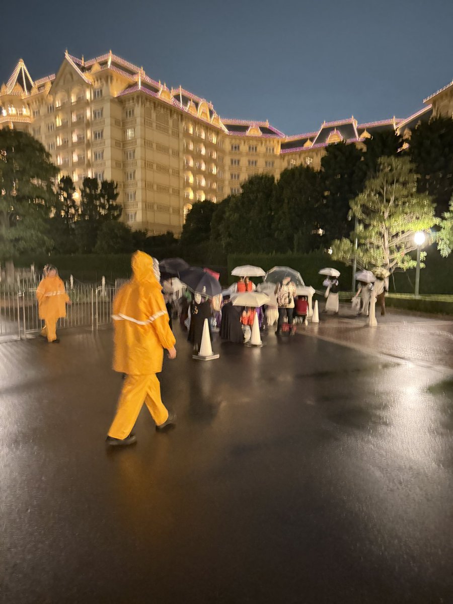 Ha_M42's tweet photo. ディズニーランド
駐車場オープンは4:45

現在待機列は7列目程度。 https://t.co/OFTRbuzI7h
