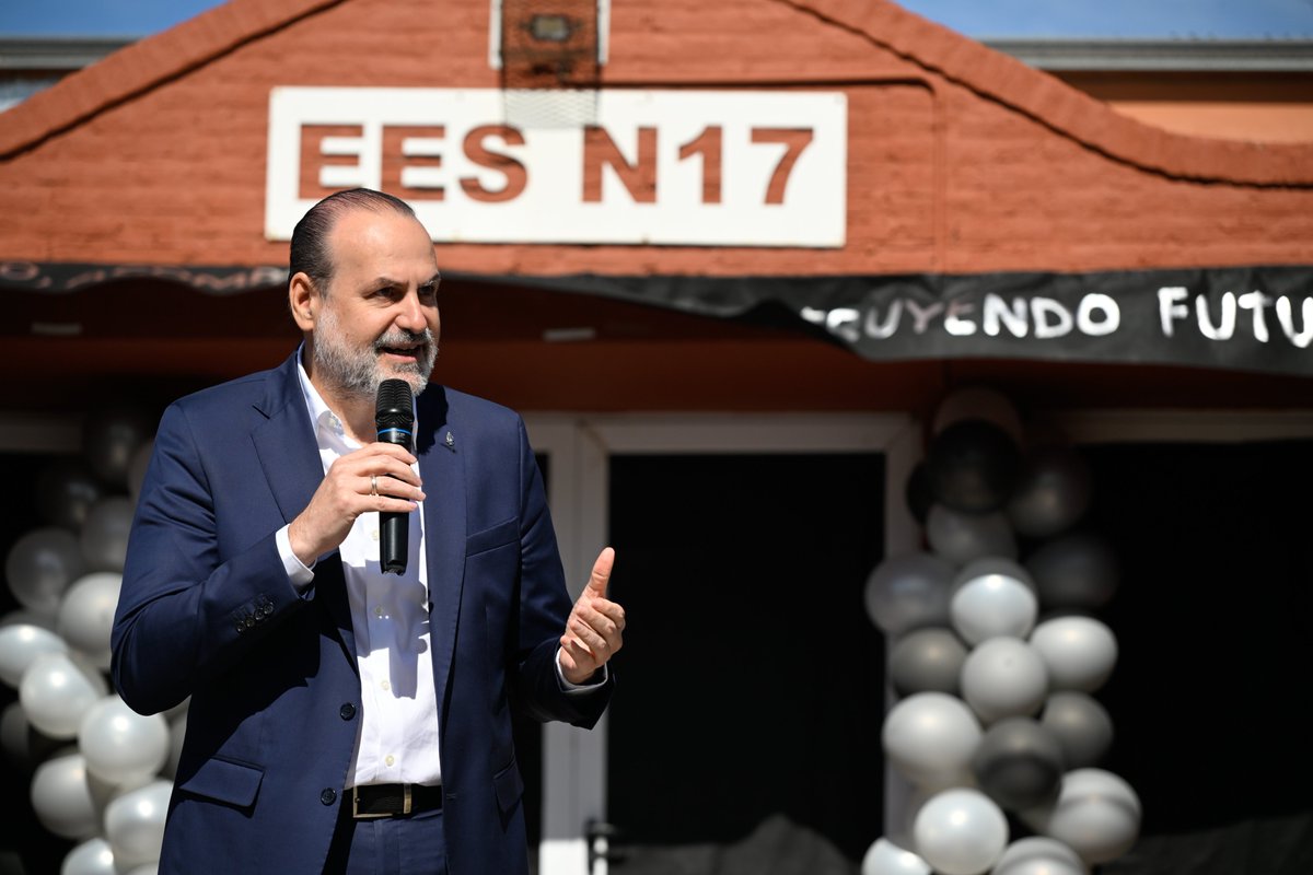 fsusbielles's tweet photo. ¡Felices 25 años, Escuela Secundaria 17!

Junto a toda su comunidad educativa, celebramos las bodas de plata de una institución emblemática, llena de identidad barrial y con principios y valores firmes que a lo largo de su historia formaron a miles de buenos ciudadanos. https://t.co/yRqfrJP9PC