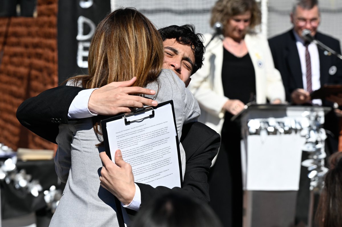 fsusbielles's tweet photo. ¡Felices 25 años, Escuela Secundaria 17!

Junto a toda su comunidad educativa, celebramos las bodas de plata de una institución emblemática, llena de identidad barrial y con principios y valores firmes que a lo largo de su historia formaron a miles de buenos ciudadanos. https://t.co/yRqfrJP9PC