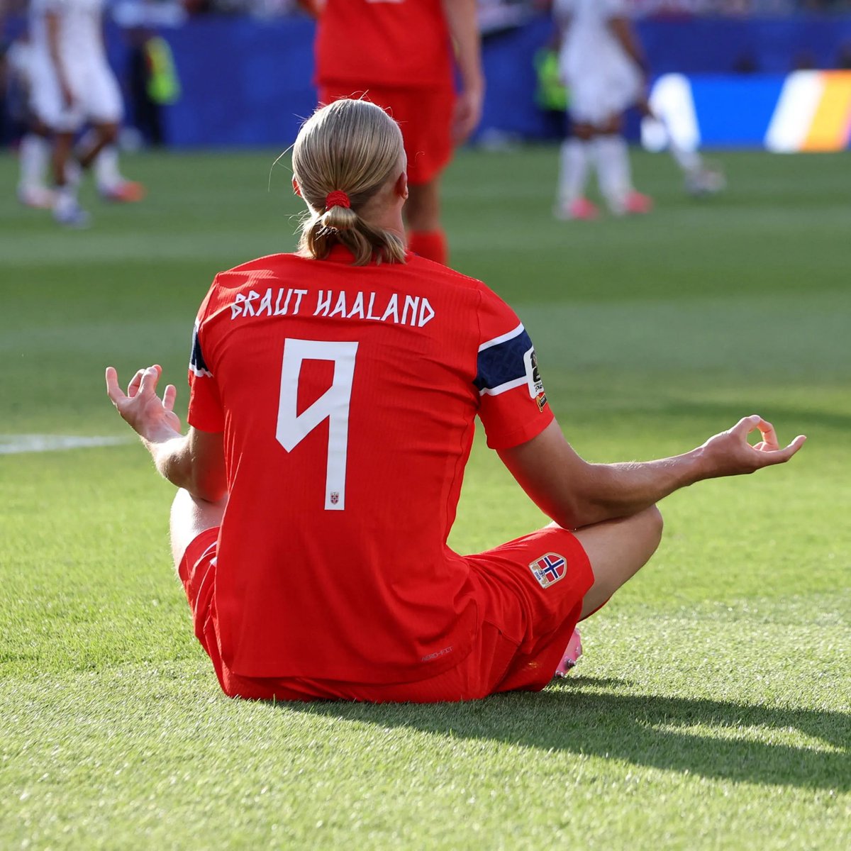 AtleticadMadrid's tweet photo. Centésimo motivo para amar a @Erling: Haaland decidió estampar en el dorsal de la selección los apellidos «Braut Haaland» para rendir homenaje a su madre, Gry Marita Braut, campeona noruega de heptatlón. Este ser de luz encajaría como un guante en el @Atleti. https://t.co/0YQmPAI0qP