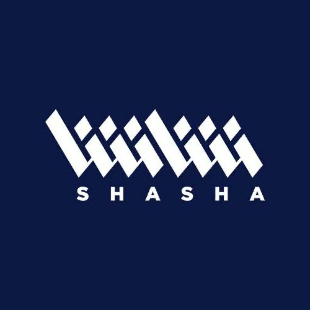 a7med_breik's tweet photo. @Shasha_Sports @ShashaVOD 
شاشا.. حين تتحول الفكرة الشبابية إلى تجربة عربية تستحق التوقف

في وقت أصبحت فيه المنصات الرقمية كثيرة، والمحتوى متشابهًا، تظهر أحيانًا تجربة مختلفة تجبرك على التوقف عندها.
شاشا واحدة من هذه التجارب.
مشروع كويتي بدأ بفكر شبابي مختلف، واستطاع خلال فترة قصيرة أن يبني لنفسه حضورًا واضحًا في المشهد الإعلامي والترفيهي الخليجي. الفكرة لم تكن مجرد منصة أخرى للبث، بل محاولة لصناعة تجربة لها شخصيتها وهويتها وطريقتها الخاصة في تقديم المحتوى.
وتستخدم #شاشا شعارًا تسويقيًا يقول: "منصة البث التلفزيوني الأسرع نموًا بالخليج". وبعيدًا عن الشعار نفسه، فإن ما يلفت الانتباه هو حجم التنوع الذي تقدمه المنصة.
دراما، ومجتمع، وسياسة، ورياضة، وأحداث جماهيرية.
هذا التنوع يعكس فهمًا جيدًا لطبيعة الجمهور #الخليجي الذي لم يعد يبحث فقط عن المشاهدة، بل عن منصة يشعر أنها قريبة من اهتماماته وواقعه.
ومن الأشياء التي تستحق التوقف عندها، علاقتها بالمشهد السعودي.
نحن في #السعودية استفدنا من هذه التجربة بشكل واضح. فقد كانت شاشا حاضرة في نقل #موسم_الرياض وعدد من الفعاليات والأحداث النوعية في المملكة، وصولًا إلى حضورها في تغطية #كاس_خليجي_٢٧
وهنا تظهر قيمة المنصة بصورة أكبر.
فهي لم تكتفِ بصناعة محتواها الخاص، بل استطاعت أن تكون جزءًا من الأحداث الكبرى في المنطقة، وأن تنقلها إلى الجمهور بطريقة حديثة تتناسب مع طبيعة المشاهدة الجديدة.
ما يعجبني في تجربة شاشا ليس فقط المحتوى، وإنما العقلية التي تقف خلفها.
هناك جرأة في التجربة.
وهناك رغبة في الابتكار.
والأهم أن هناك ابتعادًا واضحًا عن فكرة أن النجاح الإعلامي لا يأتي إلا من المؤسسات التقليدية الكبيرة.
شباب لديهم فكرة، ورؤية، وطاقة، واستعداد للمحاولة.
وهذا بالضبط ما تحتاجه صناعة الإعلام والترفيه في منطقتنا.
نحتاج إلى مشاريع خليجية لا تنظر إلى نفسها باعتبارها نسخة أخرى من تجارب موجودة، بل تحاول أن تصنع مسارها الخاص.
وشاشا، في تقديري، تقدم نموذجًا يستحق أن نتوقف عنده ونتأمله.
ليس لأنها تجربة كاملة بلا أخطاء، فكل مشروع في بداياته يمر بالتجربة والتطوير، وإنما لأنها تثبت أن الفكرة الجيدة عندما يقودها شباب يمتلكون الجرأة والطموح يمكن أن تتحول إلى مشروع مؤثر.
ومن السعودية، أستطيع أن أقول للكويتيين:
هنيئًا لكم بشاشا.
هذا مشروع كويتي بروح خليجية، وهوية عربية، وطموح يتجاوز الحدود.
والأجمل أن نجاح مثل هذه التجارب لا يخص بلدًا واحدًا.
عندما تنجح شاشا في الكويت، وتصل إلى #السعودية، وتحضر في أحداث خليجية وعربية، فنحن أمام نموذج يمكن أن يخدم صناعة الإعلام في المنطقة كلها.
في النهاية، قد نختلف حول محتوى هنا أو عمل هناك، لكن من الصعب ألا نحترم فكرة شابة استطاعت أن تدخل سوقًا مزدحمًا، وتفرض حضورها، وتقول إن الابتكار العربي قادر على صناعة منصاته الخاصة.

وهذا بحد ذاته يستحق الاحترام.