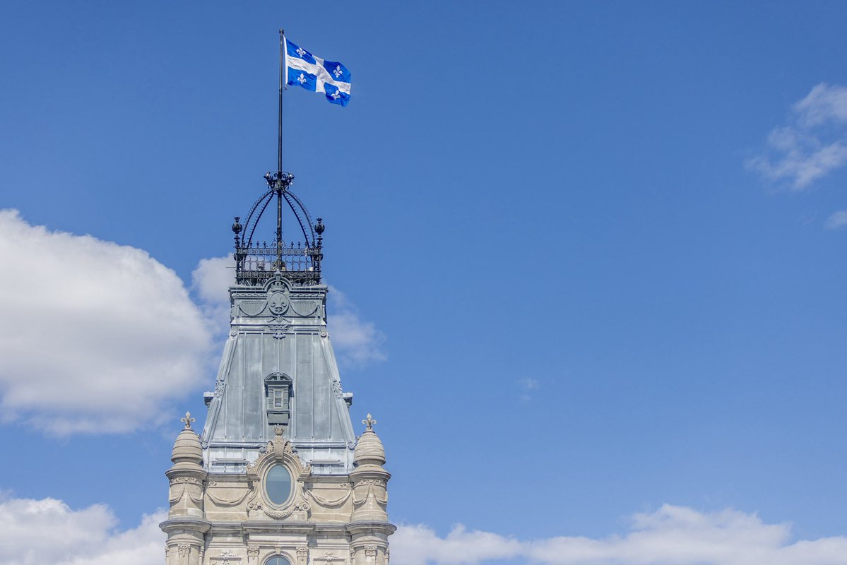 PaulPlamondon's tweet photo. Face aux allégations d'ingérence étrangère, lesquelles selon les informations dont on dispose tiennent à un billet de blogue de février 2026 qui a été envoyé par la CAQ au SCRS pour « prévenir une situation d’ingérence », je tiens à réitérer quelques principes et constats.

Premièrement, nous devons tous faire front commun contre l’ingérence étrangère, tous partis confondus. Je suis convaincu que si jamais nous sommes placés devant un détournement de la campagne électorale, tous les partis politiques travaillerons ensemble pour assurer l'intégrité de notre processus électoral.

Je l’ai dit à plusieurs reprises, je souhaite que cette campagne ne soit pas confisquée par l’administration américaine et les déclarations de Donald Trump. Je réitère mon invitation à se concentrer sur ce qu’on veut au Québec pour les quatre prochaines années, et non sur des enjeux étrangers.

Je m'interroge toutefois sur le timing de ces révélations, alors que l'information était connue et disponible depuis janvier et en possession de la CAQ depuis longtemps. Il est surprenant que nous n'ayons pas été informés plus tôt et que cette nouvelle sorte à deux jours du vote par anticipation. Soit il y a un risque d’ingérence et le gouvernement avait la responsabilité d’avertir tous les partis, soit il n’y a jamais eu de risque et dans quel cas, il faut se demander pourquoi la CAQ sort un article de blogue d’un obscur thinktank, deux jours avant le vote par anticipation.

Je suis convaincu que les Québécois ne se laisseront pas influencer.  Je fais confiance à leur intelligence et j’invite tous et chacun à exercer leur droit de vote avec la question suivante en tête : voulons-nous 12 ans de la CAQ, ou voulons-nous du changement avec une équipe solide, compétente et loyale envers le Québec. C’est la question de l’urne à mon avis et les Américains n’ont rien à voir dans ce choix qui nous appartient.