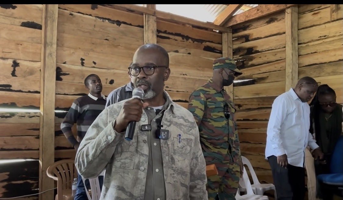 baelenge_irenge's tweet photo. #RDC : Il n’y a désormais plus grand-chose à cacher : Claude @cibalanky est passé dans les rangs de l’AFC-M23. L’ancien ambassadeur itinérant de Félix Tshisekedi a achevé sa formation et rejoint officiellement les cadres de ce mouvement politico-militaire. Les masques tombent. https://t.co/7cF2eBJIxb