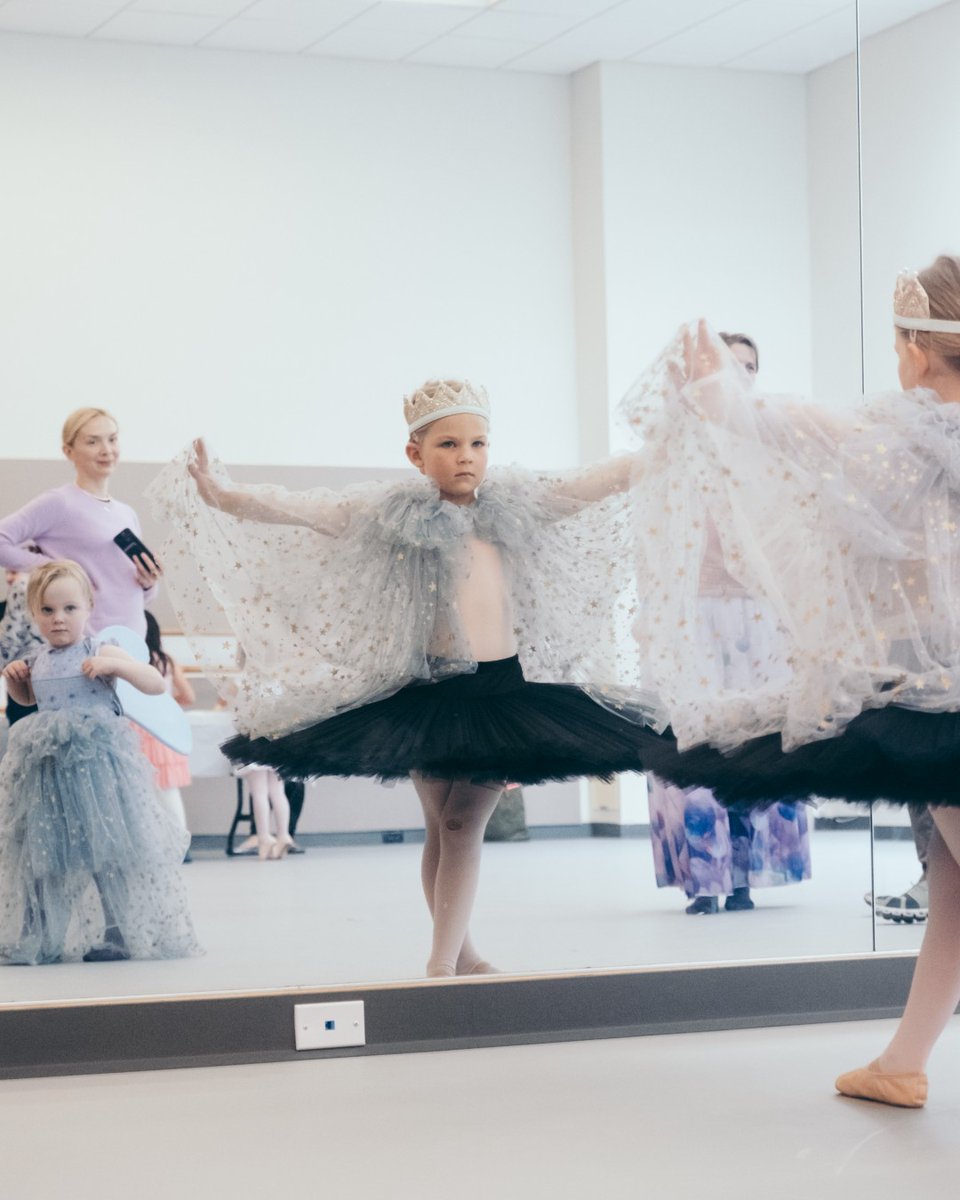 sfballet's tweet photo. The magical world of Swan Lake comes alive in the ballet studio with our Family Dance-Alongs on Oct 4th! Join us for this joyful introduction to the wonder of ballet for the whole family: https://t.co/Fw4csp0y8O

(📸  Lindsey Rallo) https://t.co/G9DzdyPJIT