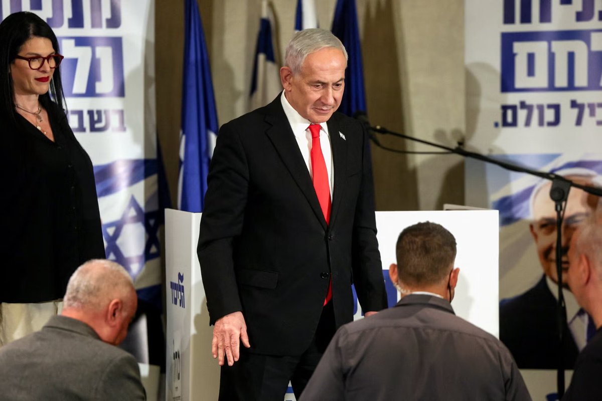 MarioNawfal's tweet photo. 🇮🇱🇵🇸 Netanyahu was reportedly BLASTED by Israeli opposition leaders and called “UNFIT” to serve.

Politicians are pissed that Bibi didn’t tip off security officials after learning Hamas was planning a major attack on Oct. 7, 2023.

They allege the PM had a call with the UAE’s president in late September, who warned of an imminent threat.

Netanyahu’s office denied that such a discussion took place.

Now Bibi is pulling a Trump card with a libel lawsuit against Haaretz, the outlet that ran the original story.

Isn't there a dark irony that the man who denies the Palestinian genocide...

Is calling someone else a liar?

Source: NYTimes / Writer: Marie