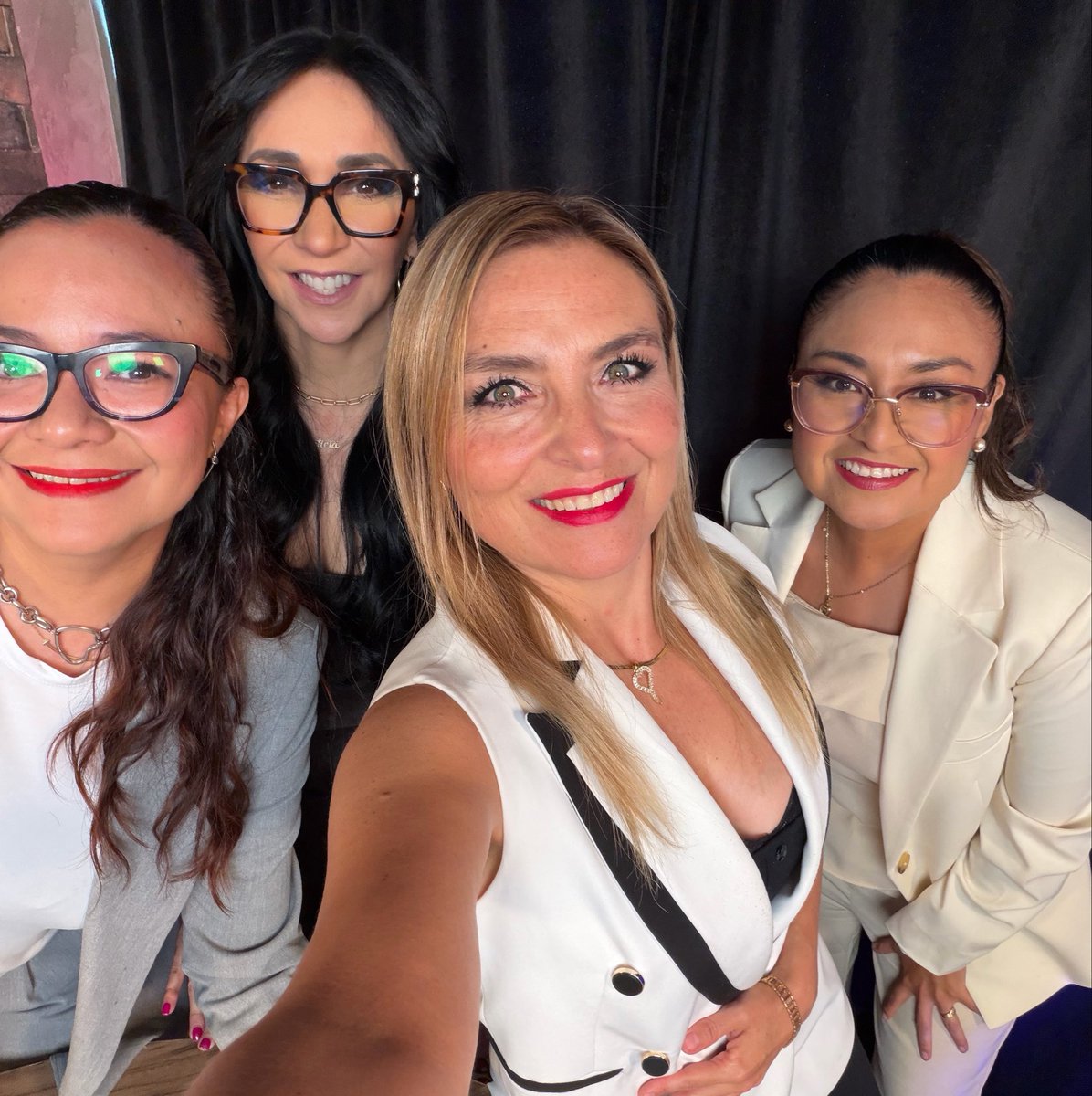 SandraIzcoa's tweet photo. Cuando haces lo que amas y estás con las personas correctas, todo fluye. 🙏🏻📰

#SinFiltroPolítico https://t.co/LEOX4Evo8a