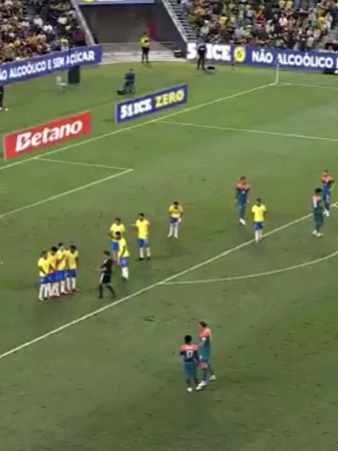 AllFutbolMX's tweet photo. Brazil saw Australia’s kit and got flashbacks to 2012. https://t.co/Ks0oRKmWUr