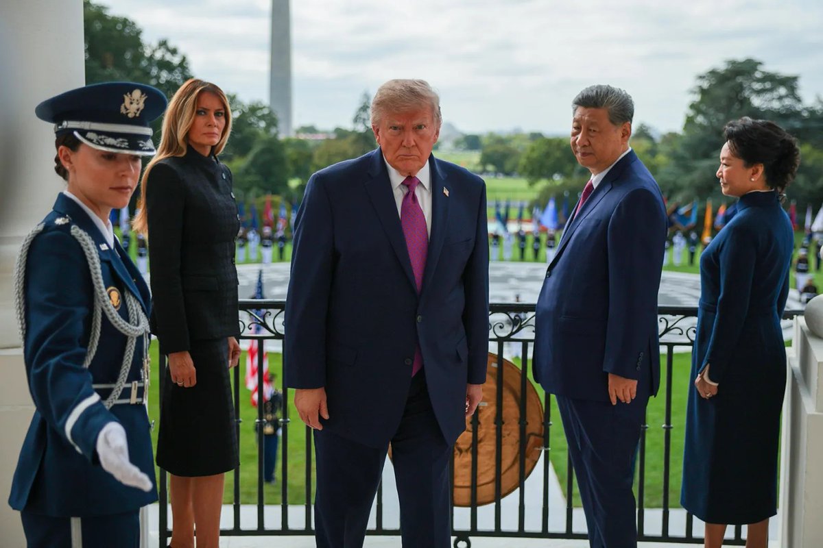 AnaliseGeopol's tweet photo. 🇨🇳🇺🇸 Essa imagem simboliza muito bem as atuais relações entre os EUA e China. De um lado, um império decadente, com seu líder sendo um homem despreparado para o cargo e em constante estresse. Do outro, uma superpotência em ascensão, com um líder preparado, sereno e capaz de negociar pragmaticamente para assegurar os objetivos da sua nação.