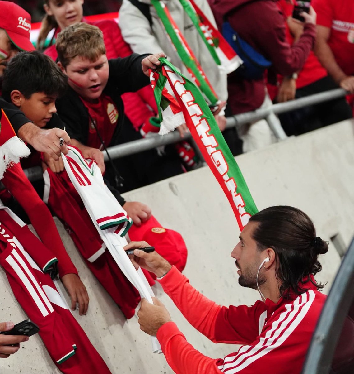 Anfield_eraa's tweet photo. 🇭🇺❤️ Szoboszlai was very kind to the fans, just as we’ve come to expect from him! 👏🥰

Domi always makes time for the supporters, whether it’s for an autograph, a photo together, or simply a few kind words. 🙌🇭🇺

A true captain! 💪❤️🤍💚 #LFC https://t.co/0DJ31RawO0