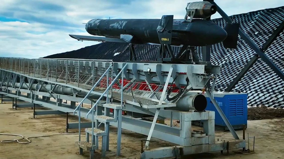 Mylovanov's tweet photo. Russia launches thousands of Shaheds from “drone ports”: bases with runways, catapults, garages, fuel, warhead shelters, generators, EW and air defense.

They are hard to destroy. Russia spreads them out, buries key stores and rebuilds fast, Oboronka. 1/ https://t.co/iu2USLJOBP