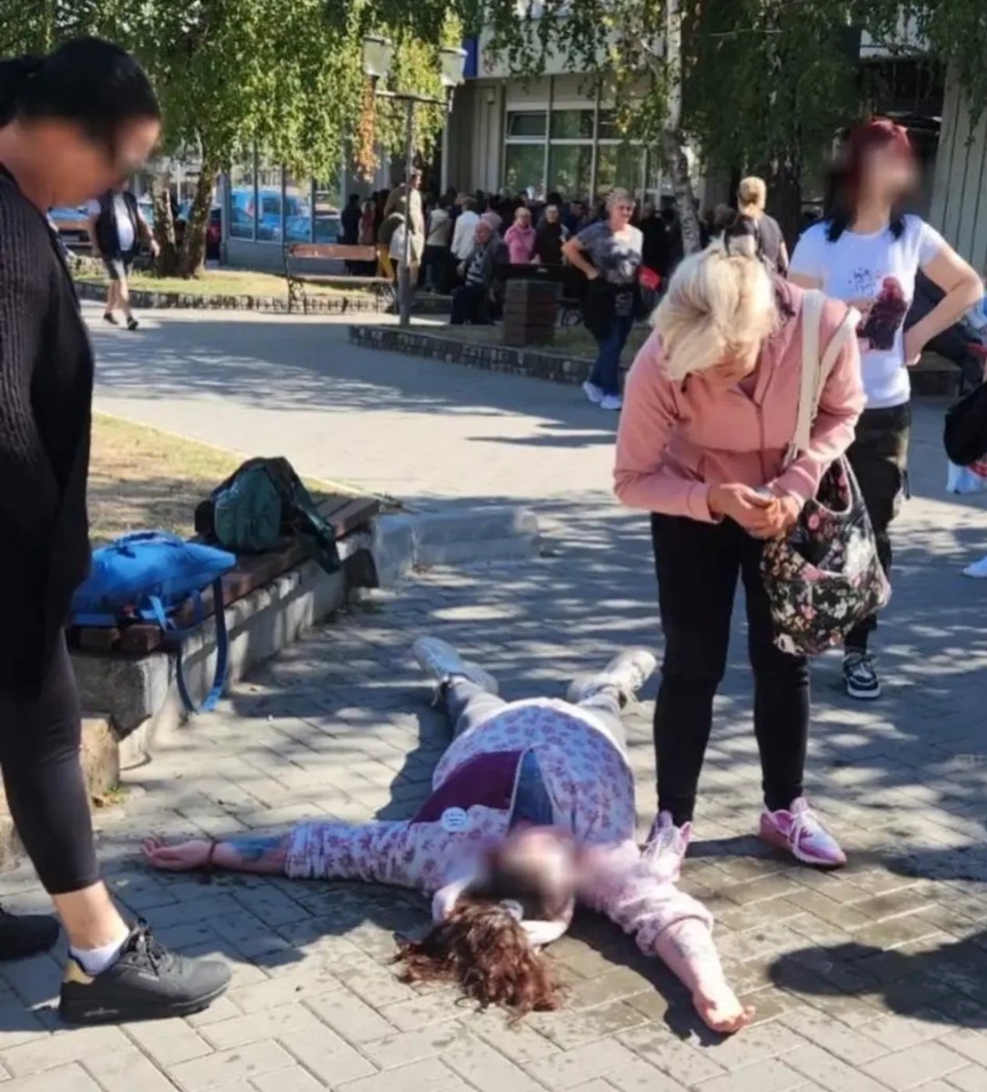KostaKonstan's tweet photo. Satima čekanje u redovima ispred Poštanske štedionice, ljudi padaju u nesvest za 6.000 dinara. Eto to je taj ekonomski tigar. Pa glasajte opet za njih. Veseli se, srpski robe! https://t.co/mWNJNP7svy