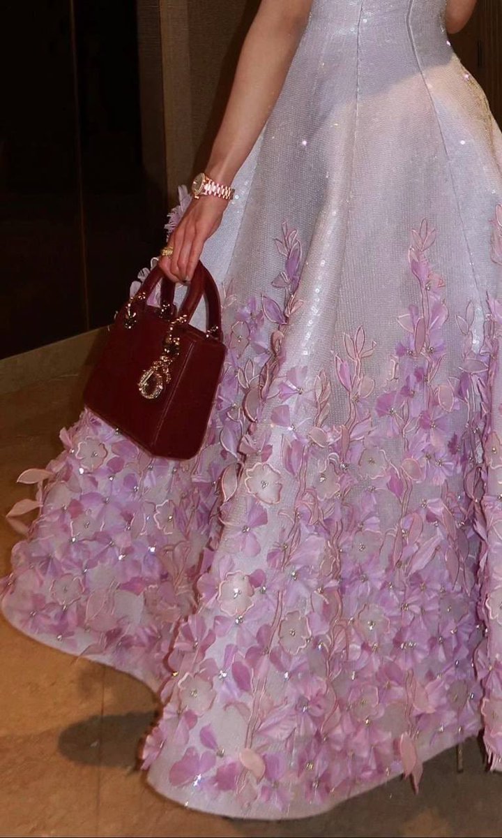 radianceglimmer's tweet photo. dreamy florals, delicate sparkle, and pure fairytale romance https://t.co/Qlnh1Nuj65