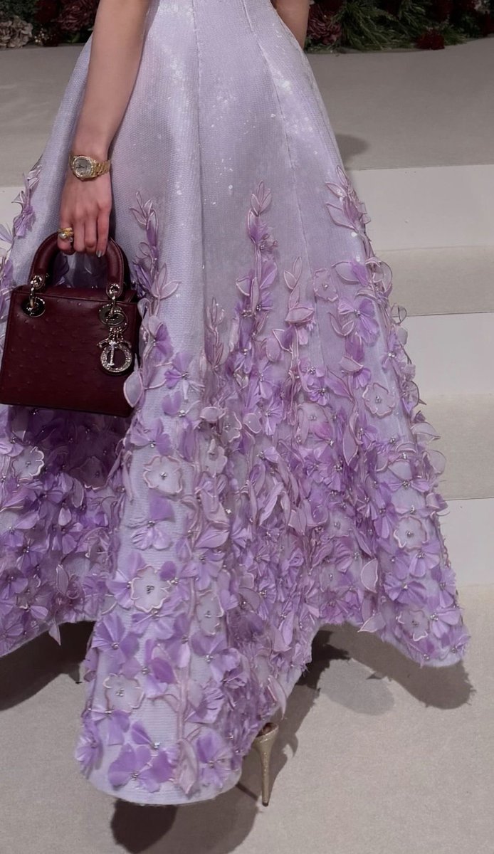 radianceglimmer's tweet photo. dreamy florals, delicate sparkle, and pure fairytale romance https://t.co/Qlnh1Nuj65