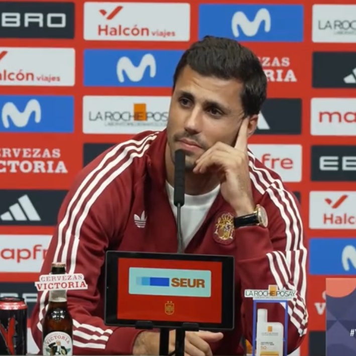 Forca_Fcb's tweet photo. ❓ غوارديولا قال إننا سنرى هذا الموسم أفضل نسخة من رودري

🎙️ رودري: الأمر يتعلق بفهم المدة التي يحتاجها لاعب كرة القدم عندما يتعرض لإصابة بهذه الأهمية

غوارديولا كان لاعب وسط، ولا أتذكر إن كان قد مر بإصابة كهذه، لكن فترات التعافي هي ما هي عليه

في الوقت الحالي نريد كل شيء بشكل فوري، لكن الجسد لديه مراحله وعملياته الخاصة

لقد فهمت ذلك، وهيأت نفسي ذهنيًا لأن يكون هدفي هو الوصول إلى كأس العالم بأفضل شكل ممكن

وكانت المكافأة لذلك العمل الذي لا يراه أحد، ومع تخطيط بهذه الطريقة…

أنا ممتن لبيب لأنه تفهّم العملية، ولأنه لم يكن أنانيًا ويفكر فقط في مصلحة النادي

كل ذلك قادني إلى ما استطعنا رؤيته في الولايات المتحدة والمكسيك وكندا

وأنا ممتن لمانشستر سيتي ولبيب على ذلك

أنا سعيد بالعملية وبطريقة التعافي