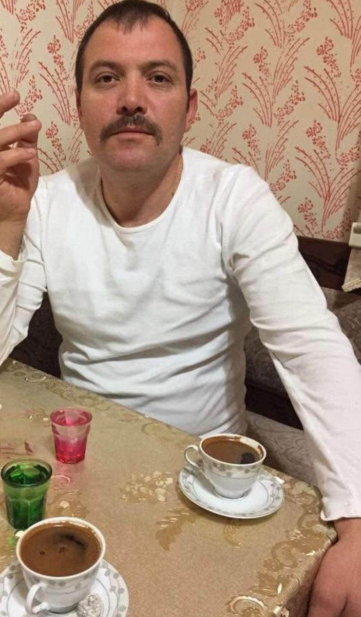 firuzecan06's tweet photo. ANKARA’DA KÖFTE PARASI CİNAYETLE BİTTİ!

Ankara Altındağ’da oğluyla birlikte köfte tezgâhı işleten 46 yaşındaki iki çocuk babası Ali Arduç, sattığı köftenin ücretini istediği müşteri tarafından saldırıya uğradı.

İddiaya göre sinirlenen müşteri, yerden aldığı kaldırım taşıyla Arduç’un başına vurdu. Yere düşen talihsiz esnaf, ardından defalarca tekmelendi.

Ağır yaralı olarak hastaneye kaldırılan Ali Arduç, iki gün süren yaşam mücadelesini kaybetti.

Olayın ardından kaçan şüpheli İ.Ö. yakalanarak gözaltına alındı.

Bir insan, ekmek parasını isterken hayatından oldu. Bir aile babası daha geride gözü yaşlı bir aile bıraktı.