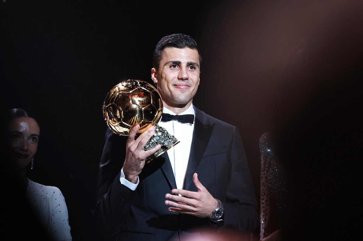 ActuFoot_'s tweet photo. 🚨 Rodri 🇪🇸 : « Le Ballon d'Or 🌕 ? C'EST UN PRIX QUI NE DÉPEND PAS DE CE QU'ON VA DIRE DE SOI-MÊME ! 

Ça dépend de ce que tu as démontré SUR LE TERRAIN. » 👊 

🎙️ conf. de presse https://t.co/Ld27tw0qFi