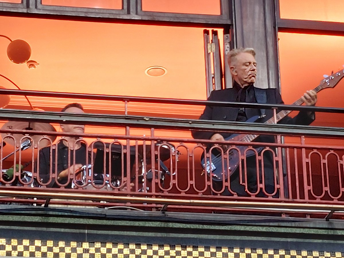 strghtedgematt's tweet photo. Great way to kick off the weekend by seeing U2 perform at Bewley's on Grafton Street today.  It was my first time seeing them live and they were brilliant

@U2 https://t.co/mHNoC5SaJP