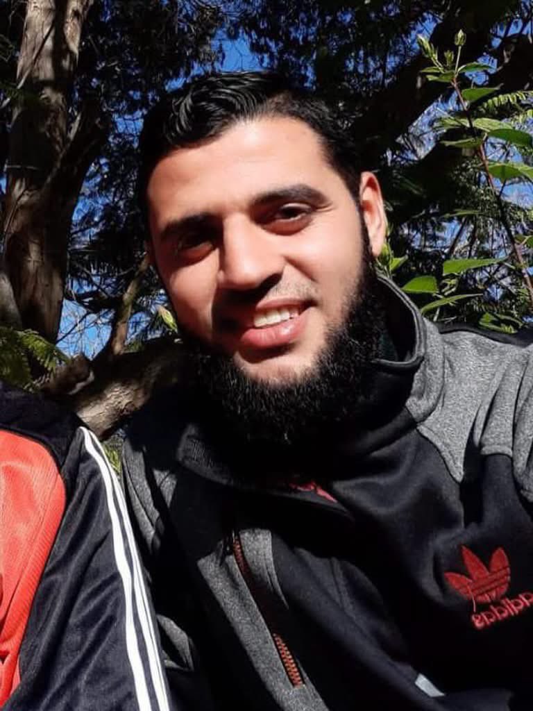 gazanotice's tweet photo. 🚨BREAKING: Ibrahim Mohsen was visiting the graves of his four brothers, all killed by Israel, when an Israeli strike killed him, joining his brothers in death.

He is now the fifth brother to be killed by Israel.
His four brothers killed before him:
• Ismail Fawzi Mohsen
• Khalil Fawzi Mohsen
• Mohammad Fawzi Mohsen
• Yousef Fawzi Mohsen