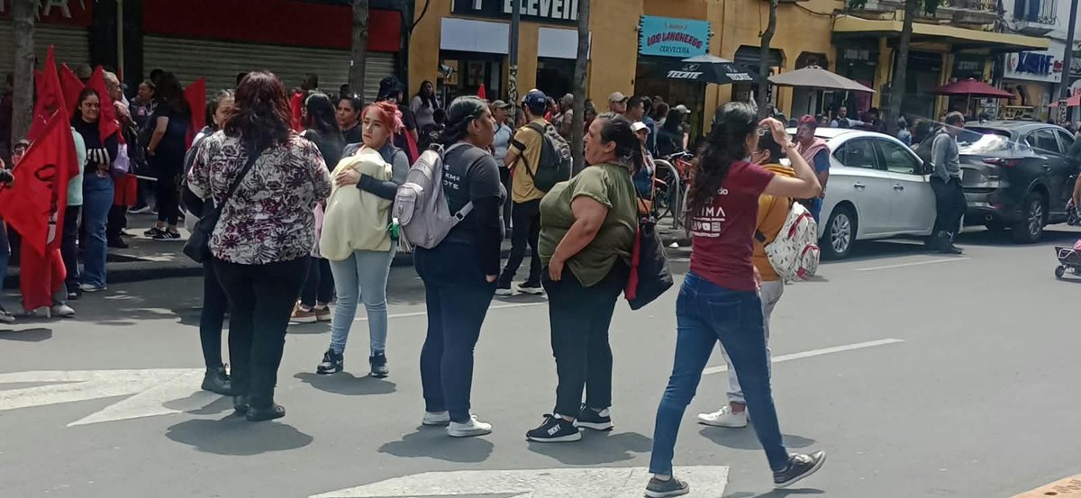 NoPrivatAgua's tweet photo. La @agt_cdmx presente en el mitin por justicia ⚖️⚖️ para los 43 desaparecidos de Ayotzinapa https://t.co/eAmeVuNz1Q