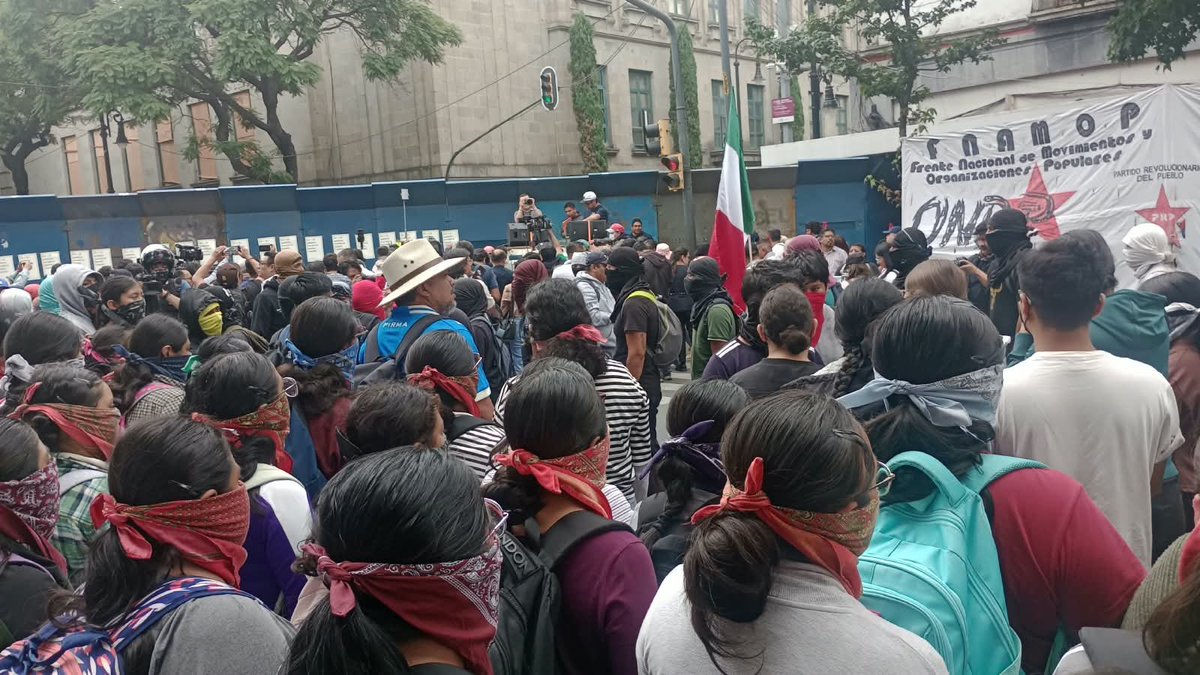 NoPrivatAgua's tweet photo. La @agt_cdmx presente en el mitin por justicia ⚖️⚖️ para los 43 desaparecidos de Ayotzinapa https://t.co/eAmeVuNz1Q