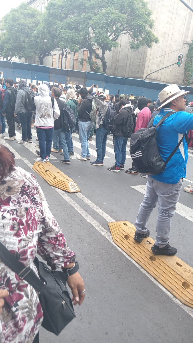 NoPrivatAgua's tweet photo. La @agt_cdmx presente en el mitin por justicia ⚖️⚖️ para los 43 desaparecidos de Ayotzinapa https://t.co/eAmeVuNz1Q