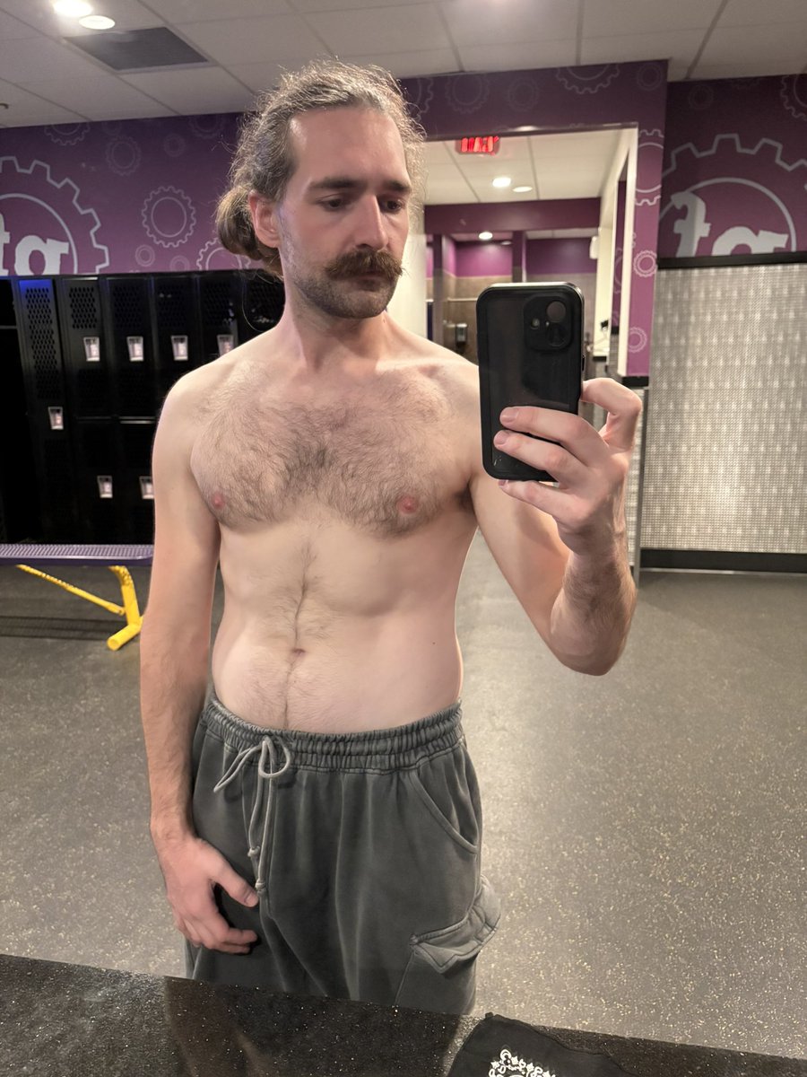 BengusKahn's tweet photo. Trying to work more of my core #gymrat #abs https://t.co/0HK8WuzWnu