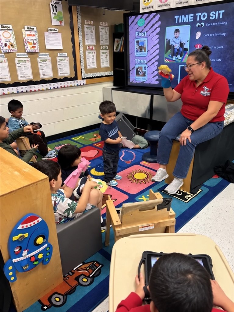 RooseveltBronc1's tweet photo. 📚🤠 Our Roosevelt Broncos had a great time participating in H-E-B Read 3 Big Texas Read In!** 🤠📚
We celebrated the joy of reading, explored great books, and shared our love for literacy! ❤️📖
#HEBRead3BigTe #RooseveltBroncos #ReadingRocks #Read3ReadIn #HEB https://t.co/teB3vw7Mbe