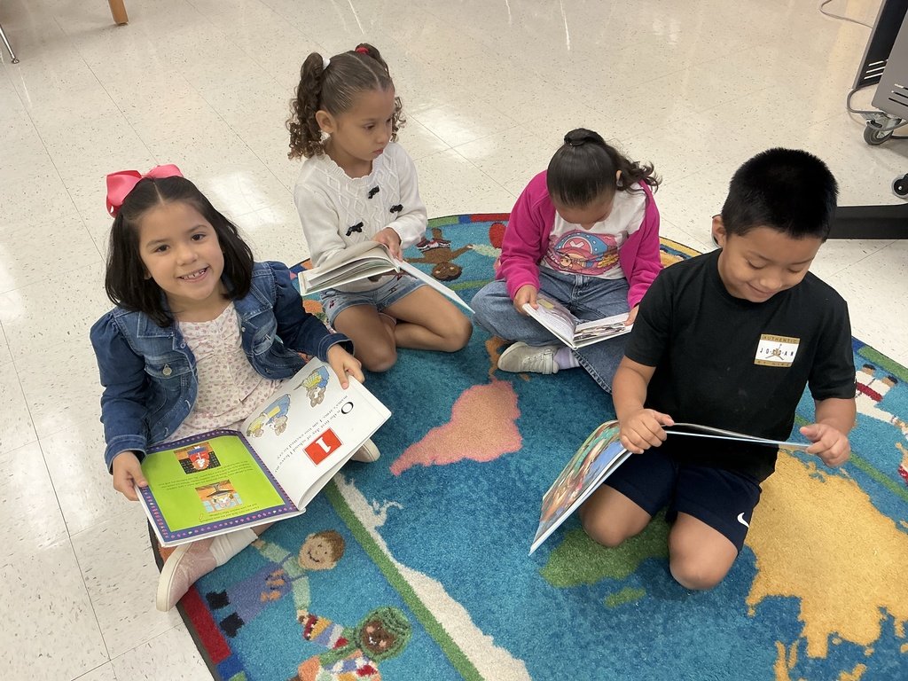 RooseveltBronc1's tweet photo. 📚🤠 Our Roosevelt Broncos had a great time participating in H-E-B Read 3 Big Texas Read In!** 🤠📚
We celebrated the joy of reading, explored great books, and shared our love for literacy! ❤️📖
#HEBRead3BigTe #RooseveltBroncos #ReadingRocks #Read3ReadIn #HEB https://t.co/teB3vw7Mbe
