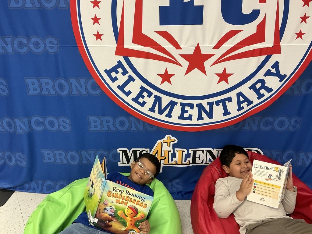 RooseveltBronc1's tweet photo. 📚🤠 Our Roosevelt Broncos had a great time participating in H-E-B Read 3 Big Texas Read In!** 🤠📚
We celebrated the joy of reading, explored great books, and shared our love for literacy! ❤️📖
#HEBRead3BigTe #RooseveltBroncos #ReadingRocks #Read3ReadIn #HEB https://t.co/teB3vw7Mbe