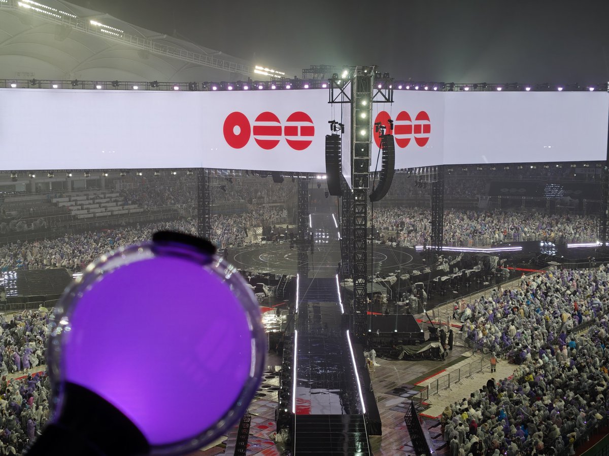EnchantedByBTS's tweet photo. ARMY!!! Post a picture of your army bomb at the concert

#ARIASBTS https://t.co/HwD3llN8Z9