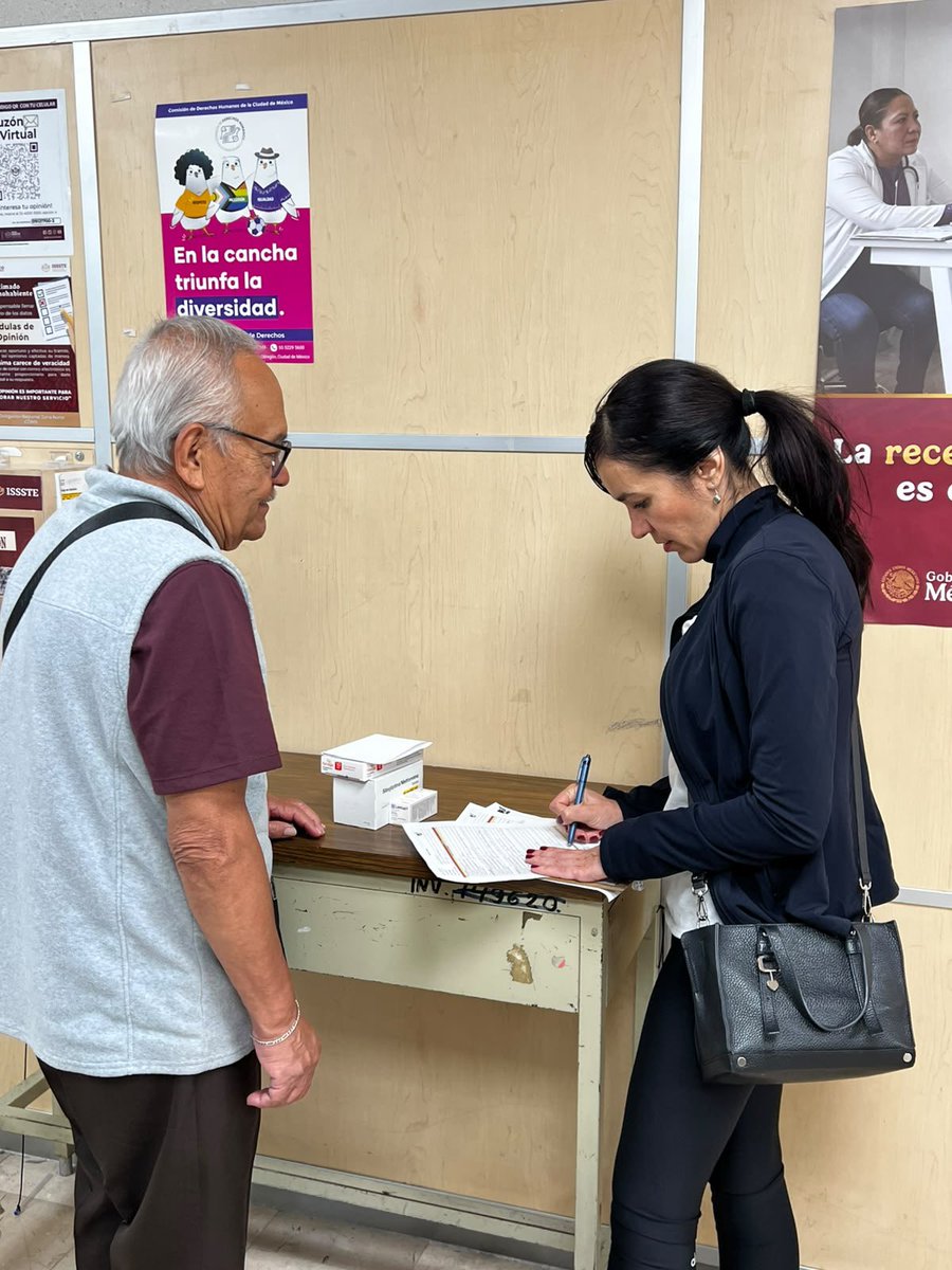 DuniaLudlow's tweet photo. Por instrucciones de nuestro Director General, @martibatres, continuamos recorriendo las Clínicas de Medicina Familiar del @ISSSTE_mx. 🏥

Revisamos farmacia y almacén, pero sobre todo escuchamos directamente a las y los derechohabientes.

En esta visita, todas las personas que entrevistamos nos confirmaron haber recibido el 100% de sus medicamentos. 💊❤️

Escuchar, supervisar y corregir donde sea necesario también es fortalecer al ISSSTE.