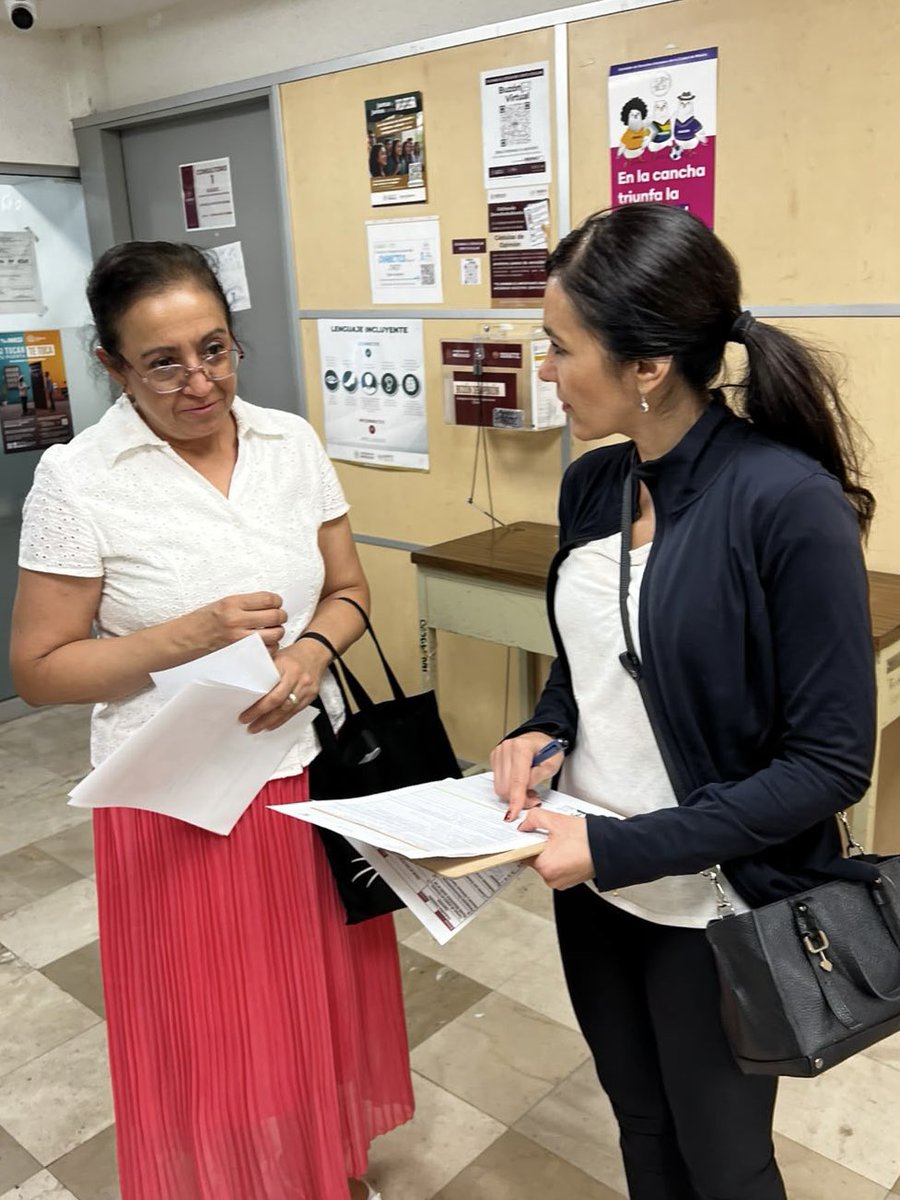 DuniaLudlow's tweet photo. Por instrucciones de nuestro Director General, @martibatres, continuamos recorriendo las Clínicas de Medicina Familiar del @ISSSTE_mx. 🏥

Revisamos farmacia y almacén, pero sobre todo escuchamos directamente a las y los derechohabientes.

En esta visita, todas las personas que entrevistamos nos confirmaron haber recibido el 100% de sus medicamentos. 💊❤️

Escuchar, supervisar y corregir donde sea necesario también es fortalecer al ISSSTE.