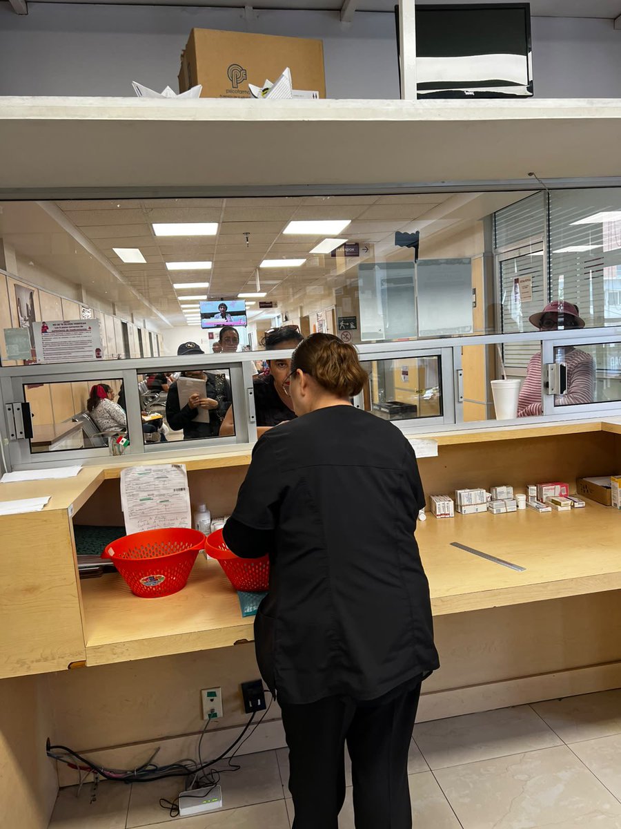 DuniaLudlow's tweet photo. Por instrucciones de nuestro Director General, @martibatres, continuamos recorriendo las Clínicas de Medicina Familiar del @ISSSTE_mx. 🏥

Revisamos farmacia y almacén, pero sobre todo escuchamos directamente a las y los derechohabientes.

En esta visita, todas las personas que entrevistamos nos confirmaron haber recibido el 100% de sus medicamentos. 💊❤️

Escuchar, supervisar y corregir donde sea necesario también es fortalecer al ISSSTE.