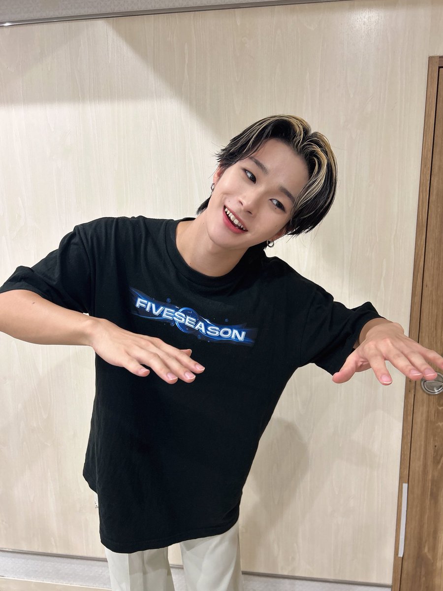 kai_1113827's tweet photo. ⭐️1日1KAITO⭐️98日目👀
友達が教えてくれたポーズをマネさんに見せたら、画面見せずにマネさんが真似したのをこれでってやってもらってた。
絶対意味わからないよなーと思いつつ結構再現度高くて好き😍
今日もとってもかっこよくて可愛いかいとくんでした🤩🐾
#FIVESEASON
#KAITO https://t.co/xsBShLooHp