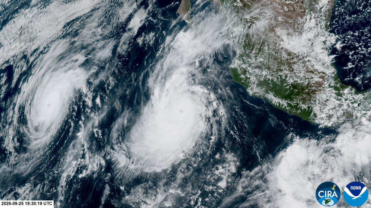 webcamsdemexico's tweet photo. ⚠️ Dos huracanes en el #Pacífico.

🌀 #Huracán #Odalys #Categoría4, se desplaza lejos de las costas mexicanas.

🌀 #Huracán #Polo #Categoría5 al suroeste de las costas de #Jalisco. https://t.co/9GQHDeGgZ4
