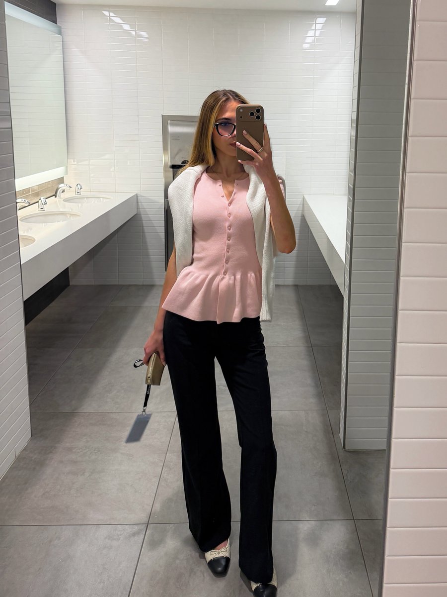 DonnellHew92665's tweet photo. Another week of office fits. https://t.co/YTAnUwg7e9