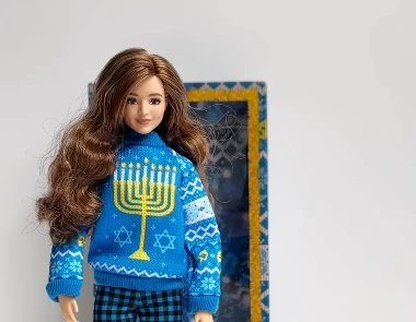 nigroll's tweet photo. Компания Mattel, основанная еврейской предпринимательницей Рут Марианной Хэндлер (урожденная Москович), впервые выпустила куклу Барби, посвященную Хануке. Однако едва рекламные постеры разошлись по сети, вспыхнул скандал, причиной которого стал "слишком еврейский нос" куклы. "А не было у компании скрытого антисемитского подтекста?" - задались вопросом наиболее бдительные потребители.

Еврейская Барби выпущена в праздничной серии. Но если прежде куклы изготавливались в честь Рождества, то теперь к ним решили добавить  Хануку. По этому случаю Барби обрядили в традиционный американский свитерок, только с соответствующей символикой – ханукия, звезда Давида, савивон (волчок). Ну, и снежинки – как без них.

Однако недовольство вызвал не гардероб еврейской Барби. И даже не оливковый оттенок кожи - а нос. С горбинкой (кто-то и ее рассмотрел) и слишком большого размера. Тут же вспомнили, что образ "шнобеля" годами использовался в антисемитских карикатурах – ну и пошло-поехало. 

В компании, которой, кстати, руководит израильтянин Инон Крайз, никаких комментариев не дают.  Потому что любой скандал – это хорошо для рекламы. Сейчас еще арбузоголовые подтянутся со своим геноцидом...
© Макс Лурье