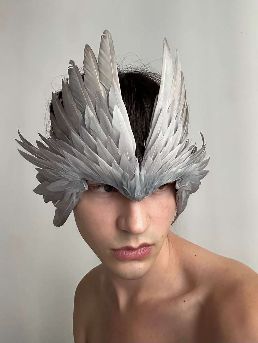 avntspace's tweet photo. Feather headpiece by Tommy Solovyov https://t.co/F8Hpn8zkVV