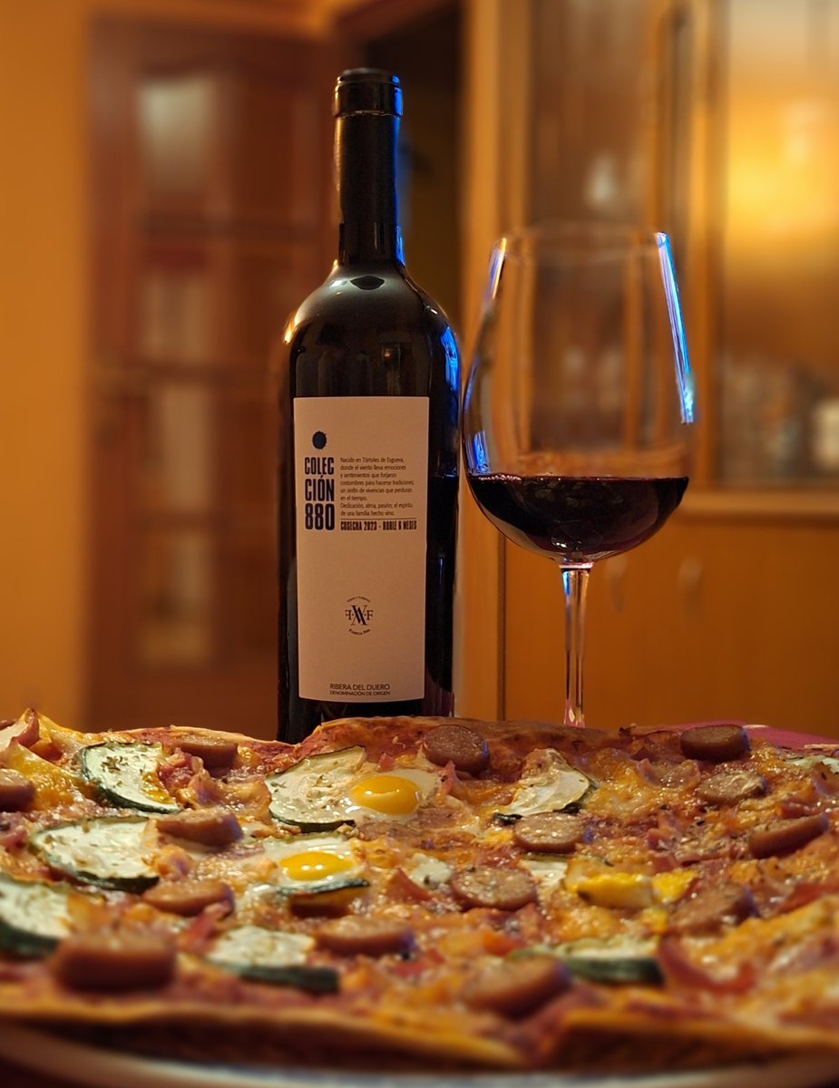 dmanso73's tweet photo. Buena manera de cerrar la semana. Pizza casera de calabacín, balcón, queso ahumado gallego y huevos de codorniz. Para acompañar un vino de Ribera del Duero con buena RCP. Les deseo un muy buen fin de semana 👌🍕🍷
#vino #relax #winemoment https://t.co/qNyG3ou02N