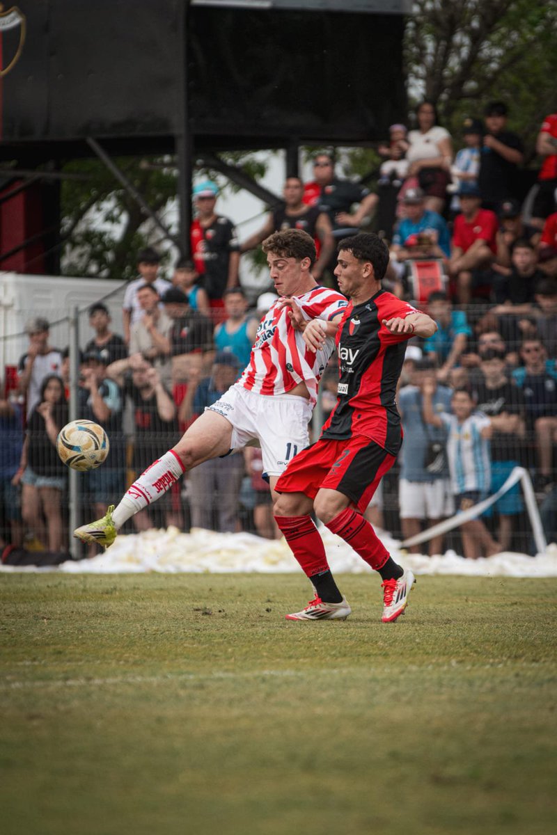 Nachitoalm2's tweet photo. Colón se quedó con el clasico de la reserva.
El sabalero le ganó 2 a 1 a Unión en el predio 4 de junio, Iacono abrió el marcador para el tatengue pero Buosi y Paez convirtieron para que Colón de vuelta el partido. En el tatengue fue expulsado Isla rondando los 35 minutos del ST. https://t.co/oNc3ugEIYa