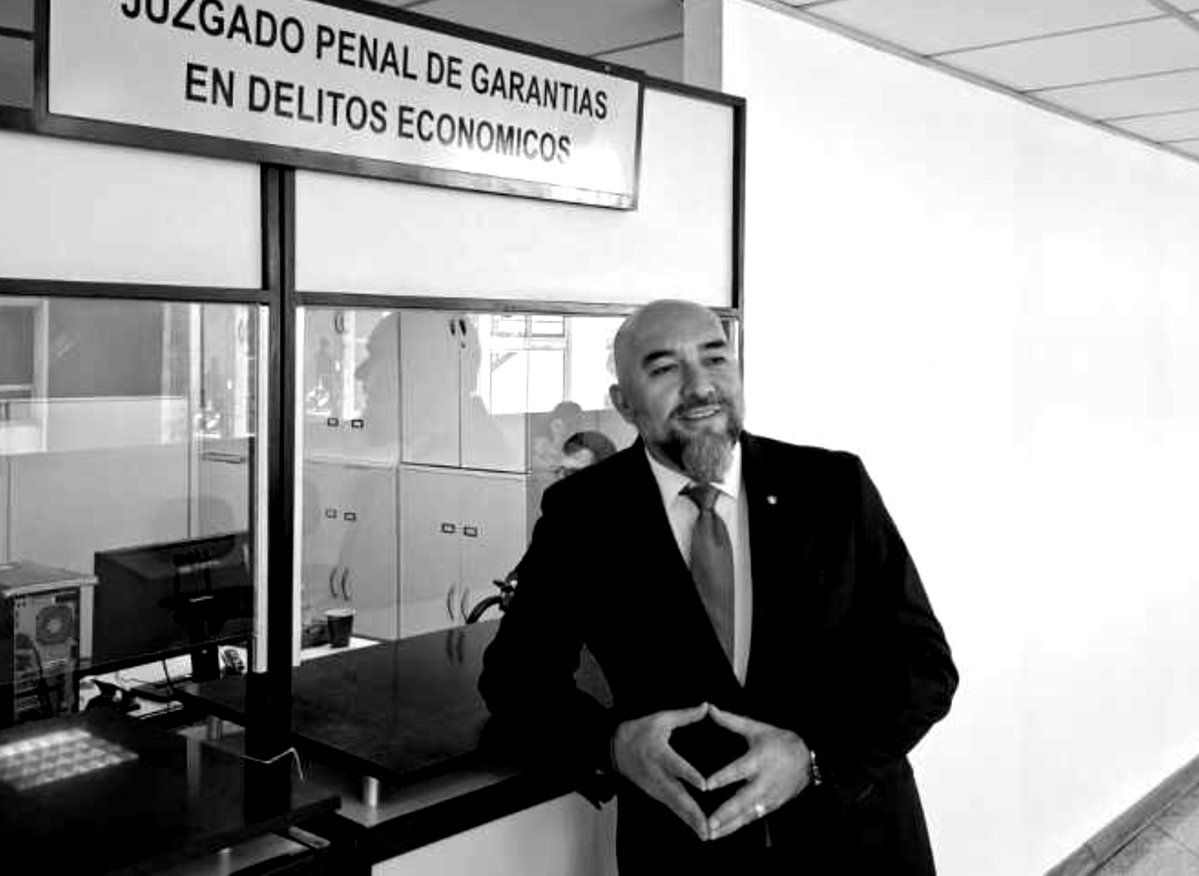 CuartoPoder_Py's tweet photo. 🔴 ADVIERTEN CON SANCIONES DISCIPLINARIAS A EXDIPUTADO POR REITERADAS CHICANAS EN EL CASO "CHATS DE LALO"
 Vía @dianacenturionm, cronista de #4toJudiciales 

◾Un juez penal de garantías apercibió a la defensa del exlegislador Orlando Arévalo y advirtió con la aplicación de medidas disciplinarias debido a las constantes maniobras dilatorias dirigidas a paralizar el desarrollo de la audiencia preliminar.

◾Freno a las trabas procesales: El juzgado llamó la atención por la serie de recusaciones y recursos planteados para suspender la diligencia en el expediente que indaga las conversaciones filtradas del fallecido parlamentario Eulalio “Lalo” Gomes.

◾Causa por presuntos favores: Arévalo está procesado por la presunta comisión de cohecho pasivo agravado, bajo la sospecha de haber recibido prevendas a cambio de manipular fallos dentro del Jurado de Enjuiciamiento de Magistrados (@Jem_py) durante su titularidad.

◾Garantizan avance del juicio: La magistratura enfatizó que no se tolerará el ejercicio abusivo de las herramientas legales y que aplicará las multas contempladas en la norma procesal si persisten las chicanas para entorpecer el proceso.
@PoderJudicialPY @MinPublicoPy