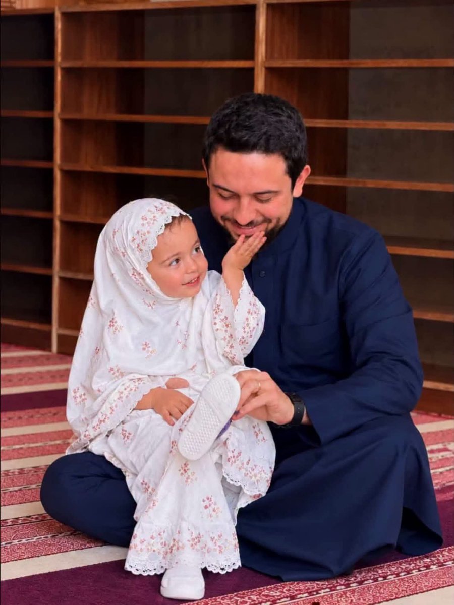 a84894_alardnyt's tweet photo. وهل هناك أجمل من هذه الصورة 
الهاشميين وترسيخ مباديء الدين الإسلامي للأطفال منذ نعومة اظفارهم 
حمى الله ولي عهدنا الامين سمو الأمير  الحسين بن عبدالله وابنته سمو الأميرة ايمان
#الهاشميين
#الحسين_بن_عبدالله
#ايمان_ابنة_الحسين https://t.co/uz9QAjTbGH