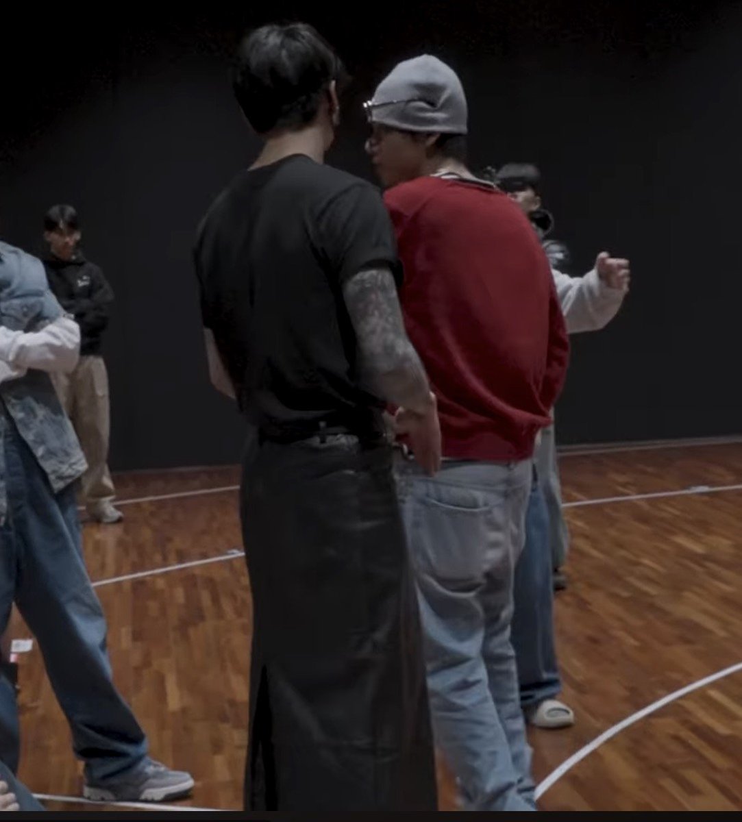 starryeyedjv's tweet photo. UM HELLO??? JUNGKOOK'S PANTS IN THE NEW SKETCH????????!!!!! https://t.co/RSvR66pKmj