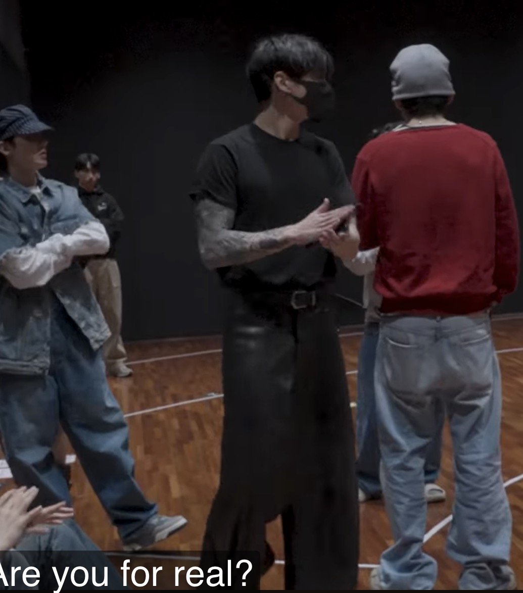 starryeyedjv's tweet photo. UM HELLO??? JUNGKOOK'S PANTS IN THE NEW SKETCH????????!!!!! https://t.co/RSvR66pKmj